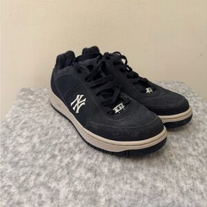 Reebok NY Yankees Blue Shoes Size 5.5